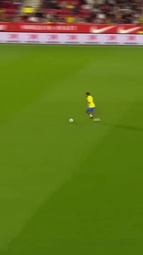 45歲還開(kāi)掛！小羅再現(xiàn)牛尾巴過(guò)人，微笑單挑門(mén)將輕松打進(jìn)